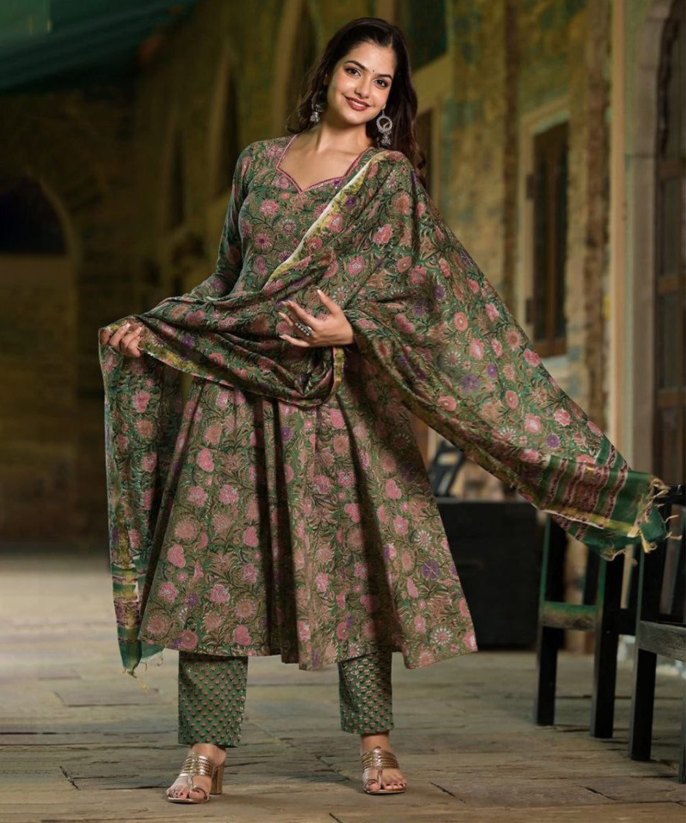 Women's Floral Print Rayon Kurti Pant Set with Dupatta