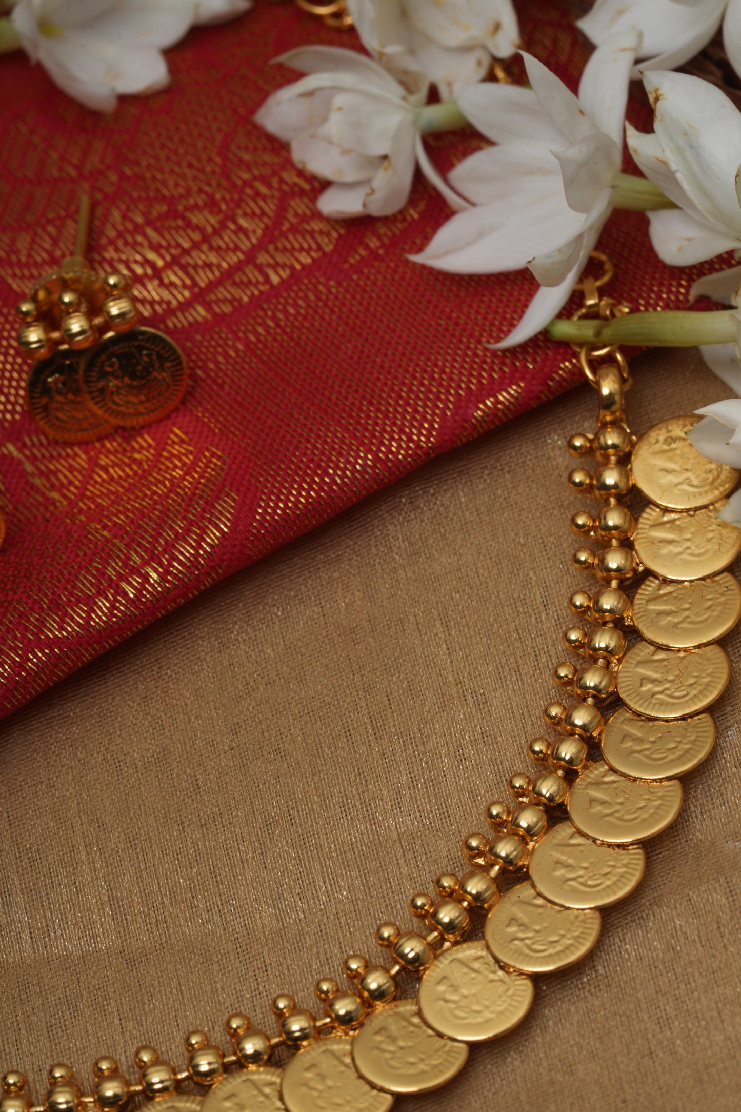 Golden Radiance Ensemble: Necklace Set and Pair of Earrings