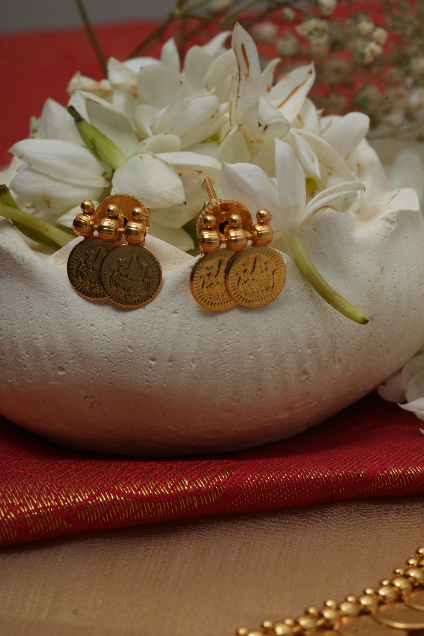 Golden Radiance Ensemble: Necklace Set and Pair of Earrings