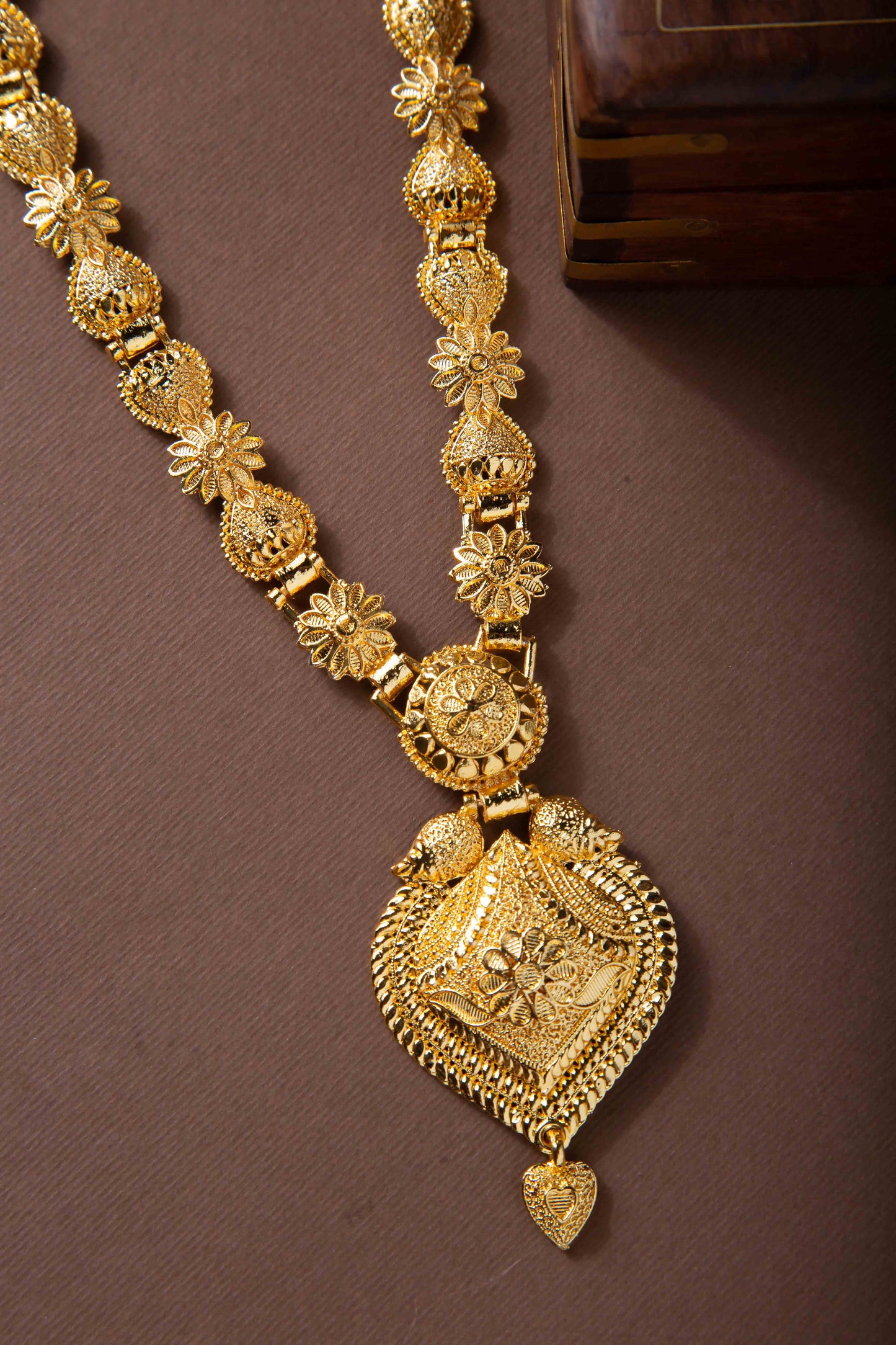 Antique Inspired Gold Plated Necklace with Detailed Clutch Chain