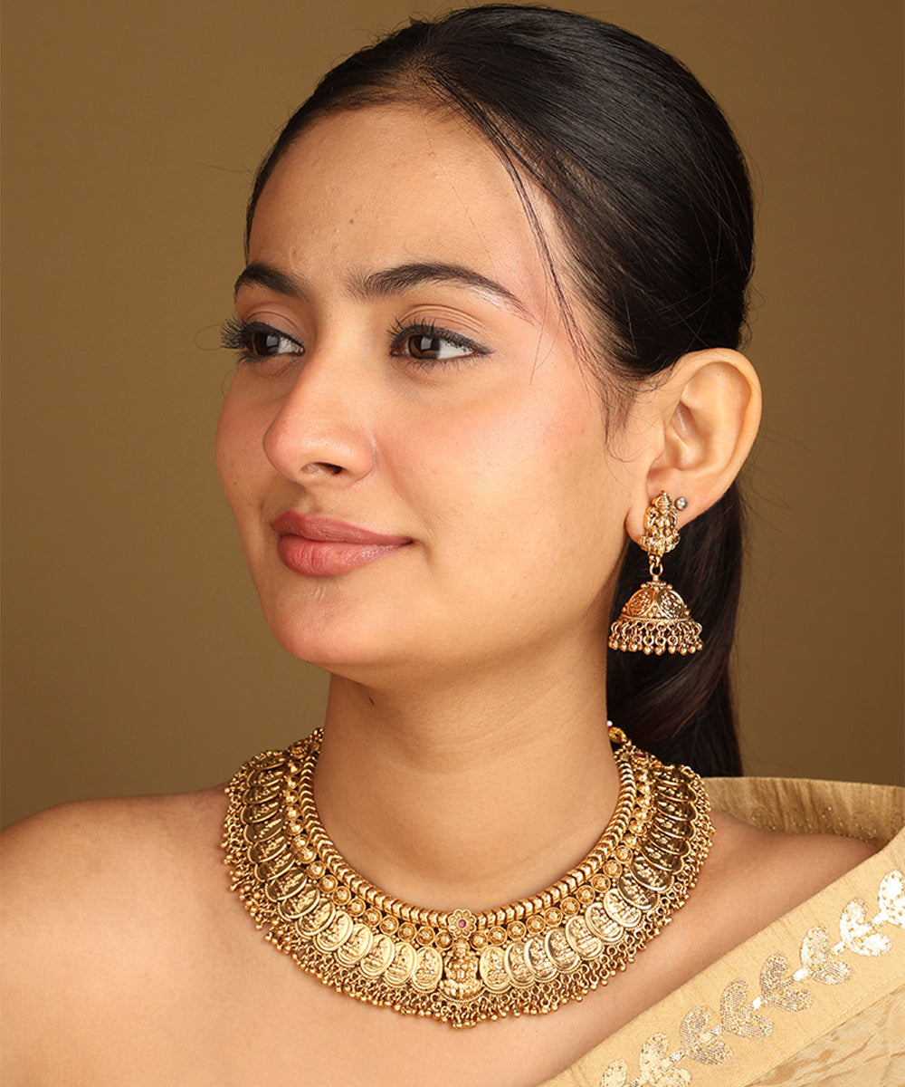 High Neck Detailed Gold Necklace Set