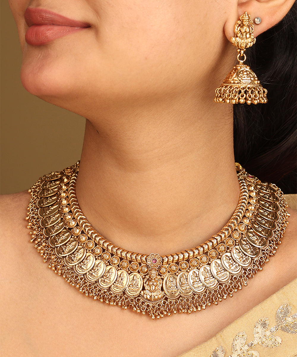 High Neck Detailed Gold Necklace Set