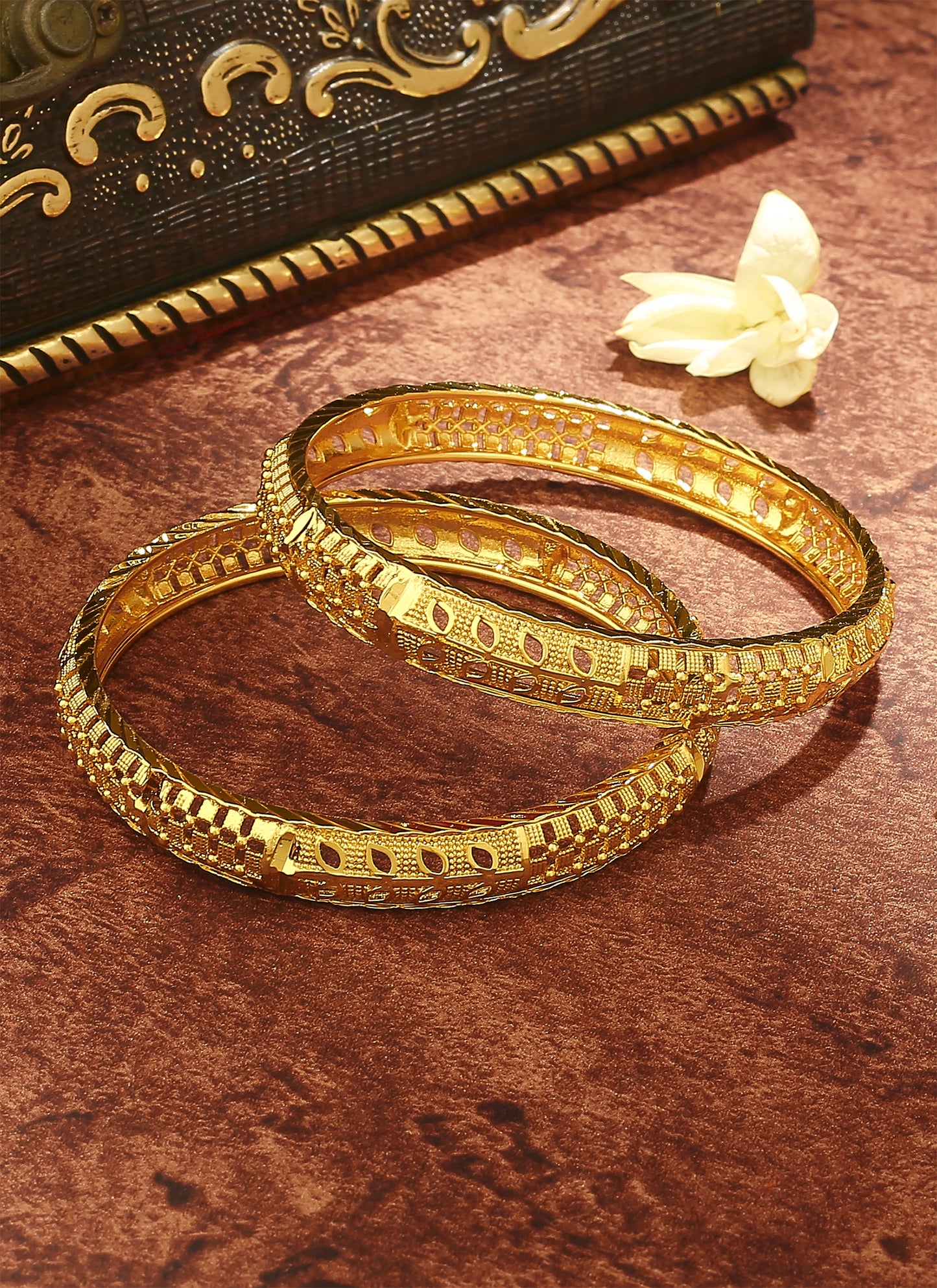 Golden Harmony: Set of 2 Leaf-Shaped Bangles