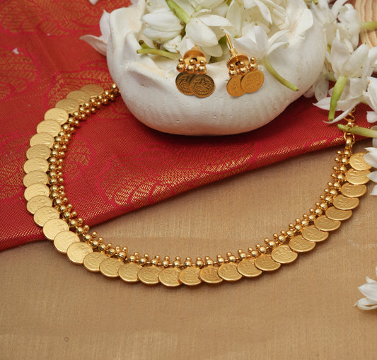Golden Radiance Ensemble: Necklace Set and Pair of Earrings