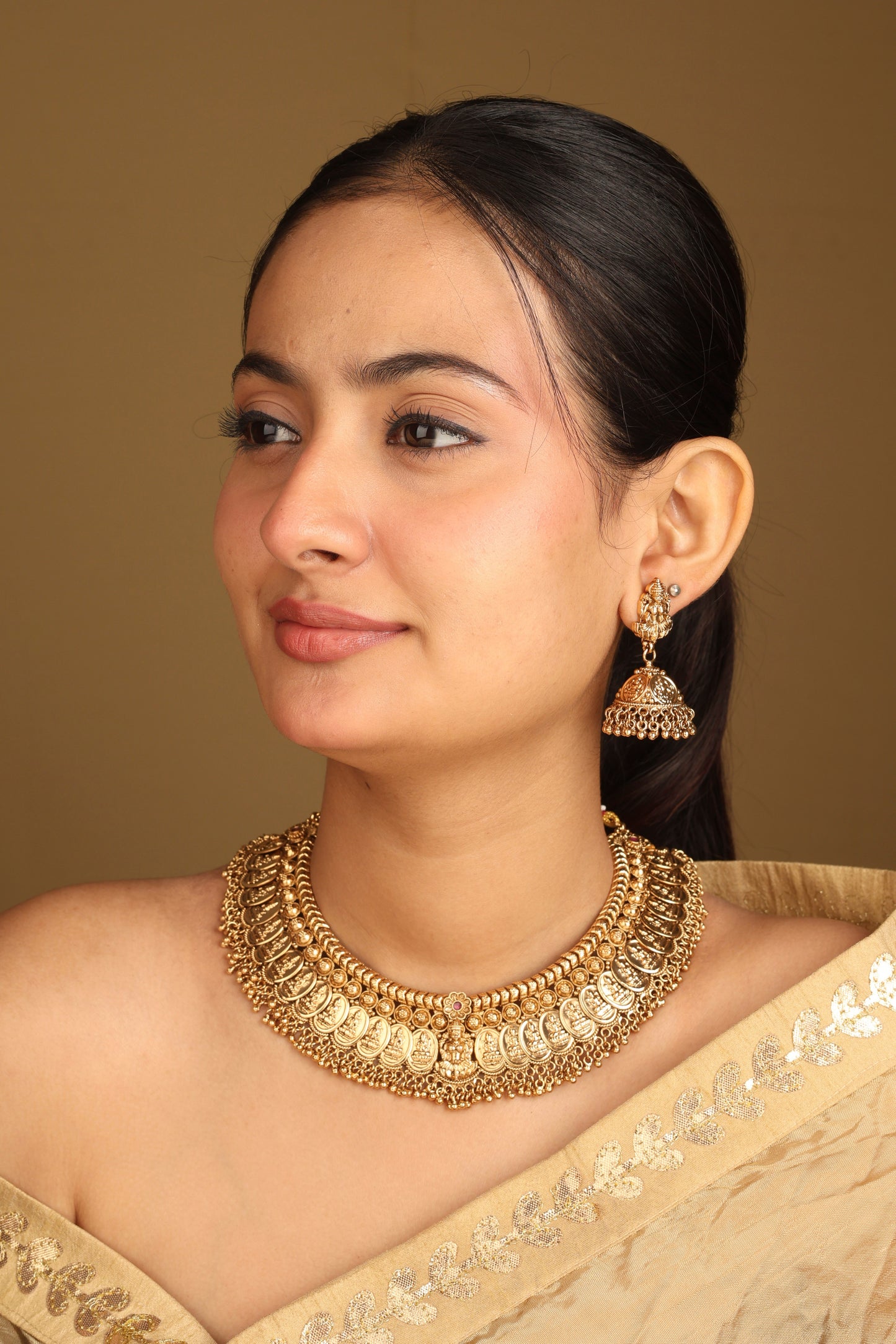 High Neck Detailed Gold Necklace Set