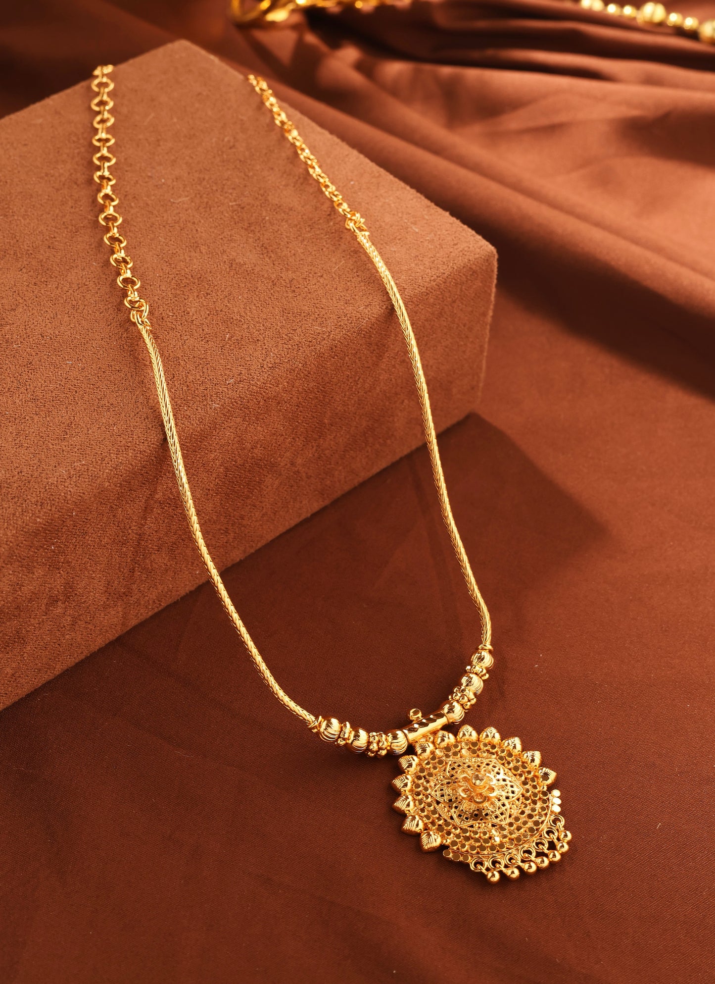 Elegant Gold Necklace with Circular Gold Pendant